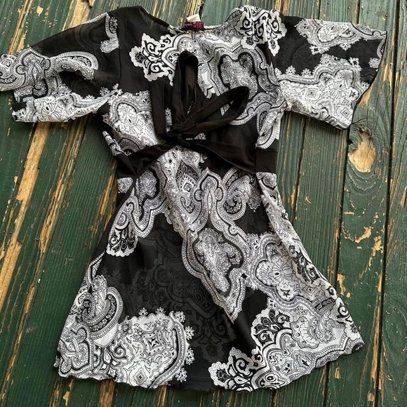 Black & white paisley print babydoll top with V-neckline and short sleeves - Picture 3 of 6